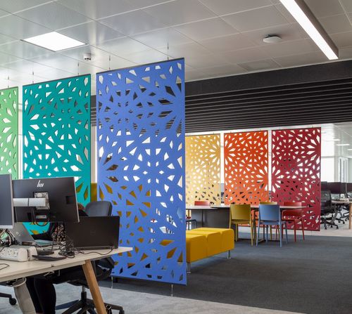 Tapety, panele filcowe, dekoracyjne płyty akustyczne - jak jeszcze można ozdobić ściany w pomieszczeniach biurowych